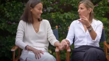 Jeans à découpes Maison Margiela portés par Zoe Saldana dans Celebrity IOU (S07E07)