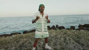 Casablanca White & Wavy Green Stripe Crochet Shorts usados por Lil Tjay en Good Life (Video Oficial)