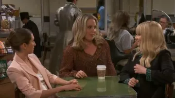Blusa de Paige Fia usada por Heather (Jessica St. Clair) como se ve en Night Court (S02E06)