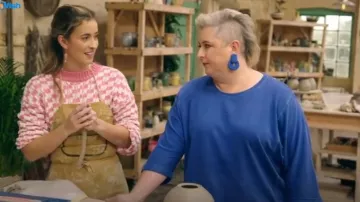 Pendientes de botón Shein usados por la presentadora Siobhán McSweeney como se ve en The Great Pottery Throw Down (T07E06)