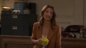 Veronica Beard Dickey Jacket usada por Olivia Moore (India de Beaufort) como se ve en Night Court (S02E03)