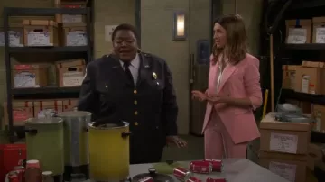 Veronica Beard Kean Pantalones usados por Olivia Moore (India de Beaufort) como se ve en Night Court (S02E03)