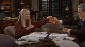Equipamiento: Camisa distintiva usada por Abby Stone (Melissa Rauch) como se ve en Night Court (S02E03)