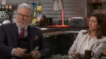 Chemise ajustée Theory portée par Olivia Moore (India de Beaufort) vue dans Night Court (S02E04)