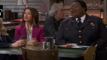 Veste de tailleur théorique portée par Olivia Moore (India de Beaufort) vue dans Night Court (S02E05)