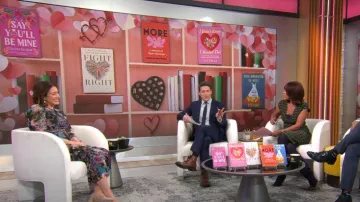 Anne Klein Robe mi-longue froncée à manches longues en maille portée par Sarah Gelman dans CBS Mornings le 13 février 2024