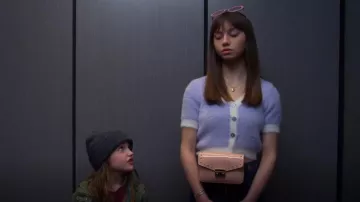 Cardigan Forever 21 Fuzzy Contrast-Contrast porté par Hannah (Lauren Lindsey Donzis) dans Punky Brewster (S01E01)