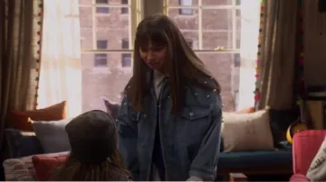 Veste en jean Forever 21 Faux Pearl portée par Hannah (Lauren Lindsey Donzis) comme on le voit dans Punky Brewster (S01E01)