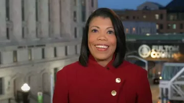 Manteau de devant à boutons asymétriques Guess porté par Nikole Killion tel qu’on le voit dans CBS Mornings le 16 février 2024