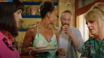 Combinaison Morgan De Toi Panam portée par (Margeaux Lampley) comme on le voit dans Les Mystères de Madame Blanc (S03E02)