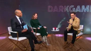 Jersey sami de Sezane en verde botella usado por Eva Pilgrim como se ve en Good Morning America el 15 de febrero de 2024