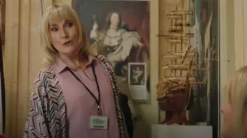 Kimono de rayas papaya usado por Judith (Sue Holderness) como se ve en Los misterios de Madame Blanc (T03E02)
