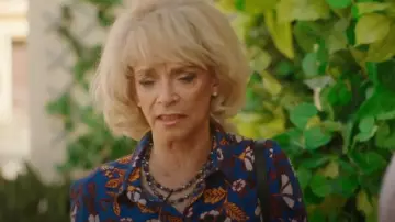 Camisa con estampado promocional usada por Judith (Sue Holderness) como se ve en Los misterios de Madame Blanc (T03E03)