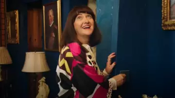 Kimono estampado de Parfois usado por Charlie (Sanchia McCormack) como se ve en Los misterios de Madame Blanc (T03E03)