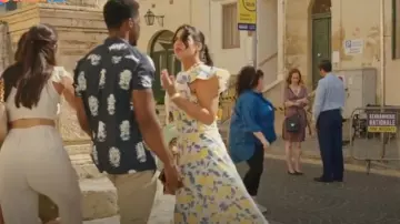 Maxi vestido reservado usado por Claudette Hayes (Alaïs Lawson) como se ve en Los misterios de Madame Blanc (T03E03)
