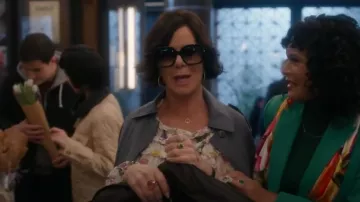 Gucci GG0713S usado por Margaret (Marcia Gay Harden) como se ve en So Help Me Todd (T02E01)