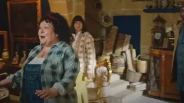 Cubierta general de las paredes usada por Gloria (Sue Vincent) como se ve en Los misterios de Madame Blanc (T03E04)