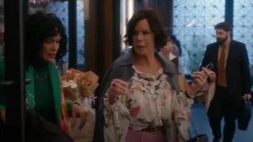 Blusa de mujer Ted Baker con estampado floral Hewette usada por Margaret (Marcia Gay Harden) como se ve en So Help Me Todd (S02E01)