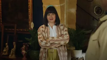 Imprimé Promod Ecru porté par Barbara (Olivia Caffrey) comme on le voit dans Les Mystères de Madame Blanc (S03E04)