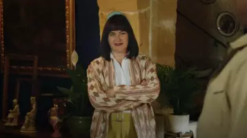 Estampado crudo promocionado usado por Barbara (Olivia Caffrey) como se ve en Los misterios de Madame Blanc (T03E04)