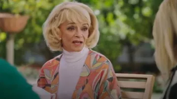 Kimono Promod Glitzy porté par Judith (Sue Holderness) dans Les Mystères de Madame Blanc (S03E04)