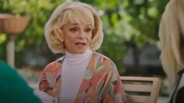 Kimono deslumbrante promovido usado por Judith (Sue Holderness) como se ve en Los misterios de Madame Blanc (T03E04)