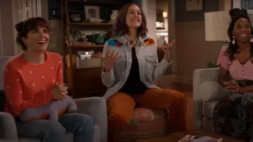 Anthropologie Pilcro Hip Hugging Velours côtelé fusées portées par Sarah (Caitlin McGee) comme on le voit dans Home Economics (S02E22)