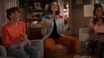Anthropologie Pilcro Wanderer Jeans usados por Marina (Karla Souza) como se ve en Home Economics (T02E22)