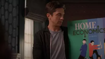 Sweat à capuche bio Eco Zip alternatif porté par Tom (Topher Grace) tel qu’on le voit dans Home Economics (S02E22)