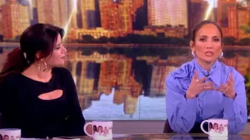 Valentino Garavani Chemise à manches longues à col rosette portée par Jennifer Lopez dans The View le 15 février 2024