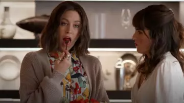 Longays philosophie 100% cachemire ras du cou pull à pois. corail/blanc T.N.-O. SZ Petit porté par Sarah (Caitlin McGee) dans Économie domestique (S02E21)