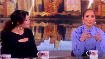 Diane von Furstenberg Andreina Robe-pull à manches longues à découpe en trou de serrure portée par Ana Navarro comme on le voit dans The View le 16 février 2024