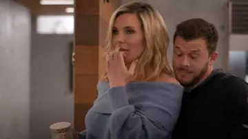 Paige Izabella Pull en laine mélangée à épaules dénudées porté par Lauren (June Diane Raphael) dans Home Economics (S02E21)
