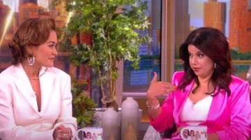 Cinq a Sept Kylie Satin Blazer usado por Ana Navarro como se ve en The View el 16 de febrero de 2024