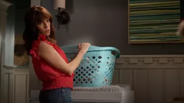 Jeans skinny taille haute Madewell portés par Marina (Karla Souza) dans Home Economics (S02E20)