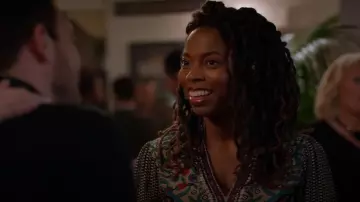 Bhanuni by Jyoti - Robe longue à motifs portée par Denise (Sasheer Zamata) comme on le voit dans Home Economics (S02E20)
