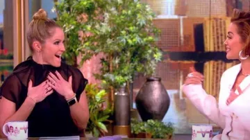 Chemisier en soie transparente Khaite porté par Sara Haines comme on le voit dans The View le 16 février 2024