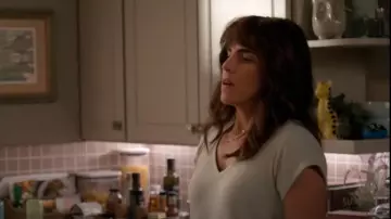 Rag & Bone The Knit Rib V-Neck Tee usado por Marina (Karla Souza) como se ve en Home Economics (T02E20)