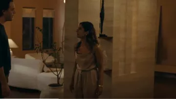 Mono Cinq A Sept Finnley usado por Hilary Starr (Sarayu Rao) como se ve en Expats (S01E05)