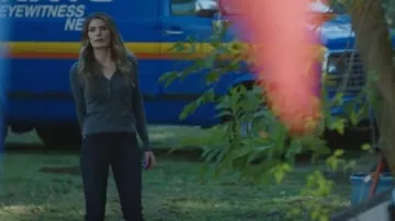 Pull à col L’agence Sterling porté par Addison Augustine (Caitlin Bassett) dans Quantum Leap (S02E11)