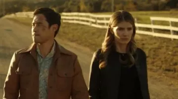 Veste enduite Janelle portée par Addison Augustine (Caitlin Bassett) dans Quantum Leap (S02E09)
