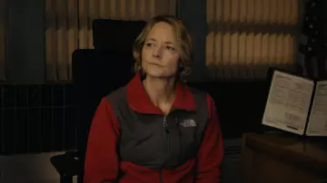 The North Face De­nali Jack­et worn by Liz Danvers (Jodie Fos­ter) as seen in True Detective (S04E05)