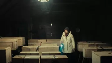 Woolrich Par­ka Jack­et worn by Liz Danvers (Jodie Fos­ter) as seen in True Detective (S04E05)