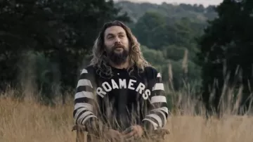 T-shirt rayé porté par Jason Momoa dans la série télévisée On the Roam (Saison 1 Épisode 1)
