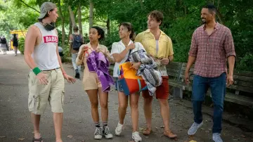 Débardeur Babe porté par Little (Joel Courtney) comme on le voit dans Players