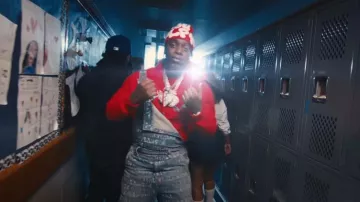 Salopette Lanvin Future Blue Denim Allover Logo portée par Sleepy Hallow dans Cupid’s Guidance (Vidéo officielle)