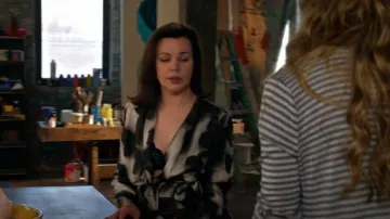 Robe papillon Lanvin portée par Maggie Amato (Debi Mazar) dans Younger (S01E01)