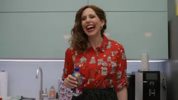 Karl Lagarfeld Paris Camisa roja estampada usada por Joanna Gold (Vanessa Bayer) como se ve en los atuendos de la serie de televisión I Love That for You (T01E06)