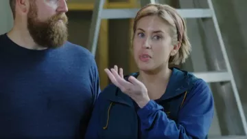 L.L. Bean Mountain Anorak isolé classique porté par Erin Napier comme on le voit dans Home Town (S08E06)