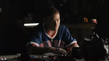 MLB Shop Mitchell & Ness Ted Williams Boston Red Sox 1990 Authentic Cooperstown Collection Batting Practice Jersey usado por Junior McCarthy (Shane Harper) como se ve en Hightown (S03E04)
